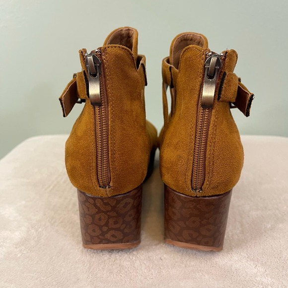 BOUTIQUE BY CORKYS Sandal 9 Leopard Wedge Buckle Suede Leather Open Toe Brown - Picture 5 of 9